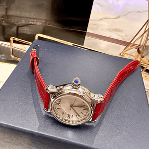 Montres analogiques rondes modernes avec détails en cristal dynamiques, cadran à chiffres romains et bracelet en cuir poli Chopards - Product Image 2