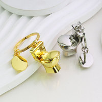 Porte-clés en métal en forme de toilette simulée créative, mini porte-clés de voiture en forme de toilette, pendentif de salle de bain, petit cadeau personnalisable