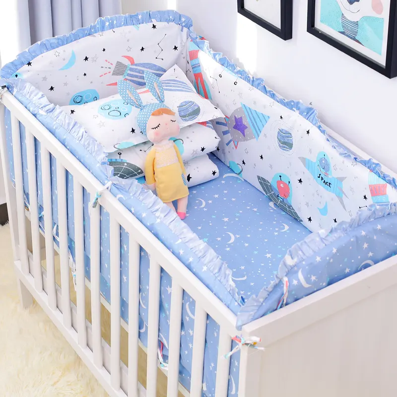 6 adet/takım mavi evren tasarım beşik nevresim takımı pamuklu bebek bebek yatağı çarşafları dahil bebek karyolası tamponlar yatak çarşafı yastık kılıfı