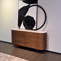 Credenza con Piano in Marmo e Design Curvo in Impiallacciatura di Noce, Mobile Buffet con Quattro Cassetti per Progetti di Arredamento di Ville e Hotel