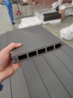Nouveau design de clôture composite, extrusion de co en bois, clôture à lamelles de jardin