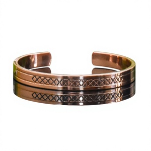 Bracelet ouvert en cuivre forgé élégant à motif croisé, bijou en métal tendance au design exquis - Product Image 1