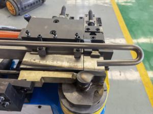 Machine de <span class=keywords><strong>cintrage</strong></span> de tuyaux en acier inoxydable hydraulique automatique DW38NC avec commande PLC pour tubes en <span class=keywords><strong>aluminium</strong></span>, acier au carbone et alliages à petit <span class=keywords><strong>rayon</strong></span> - Product Image 3