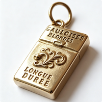 Pendentif rectangulaire plaqué or avec breloque antique en relief, style Gauloises Blondes, Longue Durée