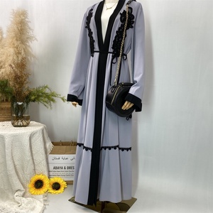 Abaya grise Modesty de Chaomengfashion pour femmes musulmanes, en tissu Nida, kaftan ouvert avec application florale sur la poitrine - Product Image 6