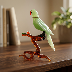 Figurine de perroquet en verre soufflé à la main, oiseau vert sur branche ambrée avec baie rouge, artisanat décoratif à thème animal fait main - Product Image 1