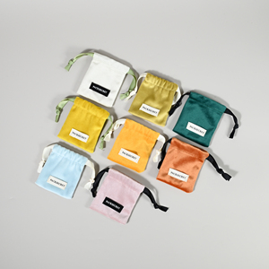 Pochette à bijoux en microfibre colorée personnalisée avec logo, sacs cadeaux à cordon, pochette en tissu avec impression en relief et étiquette - Product Image 1