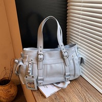 Sac fourre-tout coréen de style moto pour femme, couleur unie, fermeture éclair, noir, tendance, chic et décontracté, grande capacité, pour trajets quotidiens
