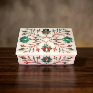 Boîte à bijoux moderne de qualité supérieure élégante de Stonecrafts International, en nacre carrée gravée avec un motif floral, fermeture à bouton - Product Image 3