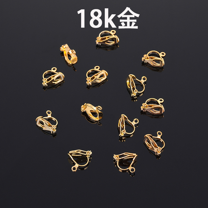 Clips triangulares para orejas chapados en oro de 18 quilates.