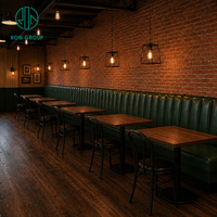 Chaise Ron Group avec structure métallique, table carrée en bois massif, banquette en cuir de luxe, mobilier de restaurant commercial sur mesure