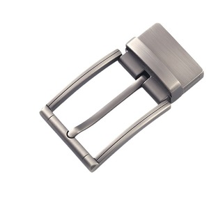 Ceinture en métal pour femme, fabriquée par le fabricant, avec boucle à design ajouré, lettres, sangles rondes et logo personnalisé. - Product Image 5