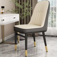 Chaise de salle à manger en similicuir gris raffiné avec coutures en losange, assise moelleuse et pieds à embouts dorés pour une salle à manger contemporaine