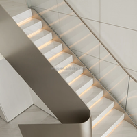 Poutres commerciales modernes en verre à double poutre durables pour villa intérieure Bande de roulement droite en bois avec escalier élégant à double poutre