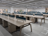 Poste de travail modulaire moderne pour 2 personnes, bureau face à face avec écran de séparation, prise de courant, armoire latérale verrouillable