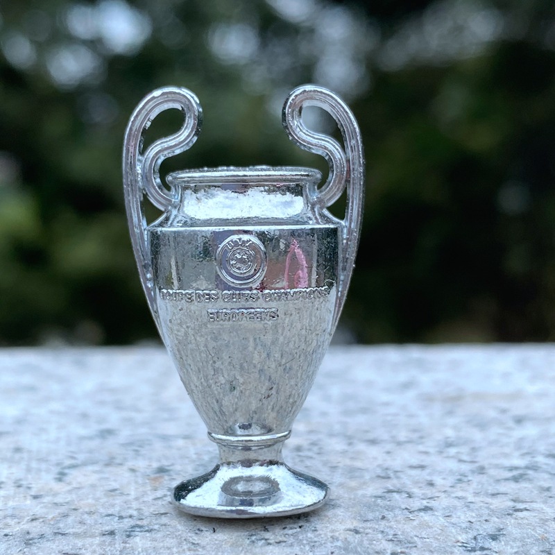 Pequeño trofeo decorativo de la Liga de Campeones.