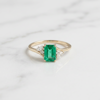 Bague classique en or jaune 14 carats avec émeraude de laboratoire et diamants de laboratoire, sertie en éclats, coupe émeraude, bijoux raffinés