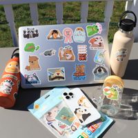 Autocollants personnalisés découpés à la forme, holographiques, en PVC, adhésifs, imperméables, imprimés en quadrichromie (CMYK) avec impression offset UV, pelliculage mat/film, taille personnalisée