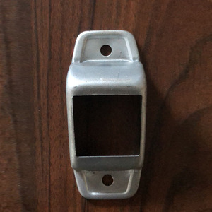 Accessoire de quincaillerie pour garde-corps, pièce métallique estampée pour la construction et l'usage domestique - Product Image 1