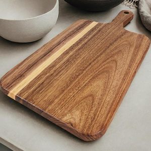 Tabla de Cortar de Madera Maciza de Nogal Negro Hecha a Mano para Aperitivos, Postres, Frutas y Verduras, Personalizable para Cocina - Product Image 2