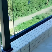 Modernes Glas-Balkongeländer Aluminiumrahmen-Balustrade Klares Paneel-Handlauf für Außentreppen und Terrassen