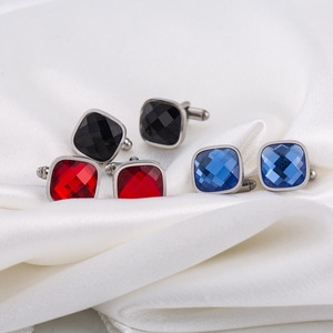 Mancuernillas Cuadradas de Acero Inoxidable para Hombre con Incrustaciones de Diamantes de Imitación, Diseño Geométrico para Ocasiones de Negocios, Colores Azul, Negro y Rojo - Product Image 1