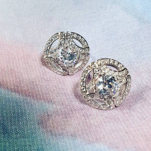 E1597 Orecchini a Perno in Oro Bianco con Diamanti Taglio Brillante Rotondo, Design Geometrico Classico, Gioielli da Sposa per Donna - Product Image 3