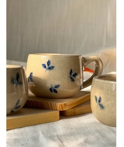 Tasse à café et thé en céramique artisanale de qualité supérieure, durable, 45 ml, avec motif artistique à pois, pour vente en gros - Product Image 1