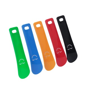 Chausse-pied en plastique mini portable avec visage souriant, aide à l'enfilage des chaussures, pour la maison, petit cadeau - Product Image 2