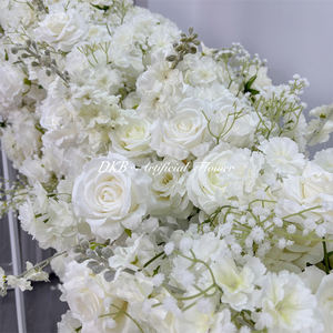 Fleurs artificielles en soie, y compris des roses blanches et des hortensias, disposées comme un décor de fond - Product Image 3