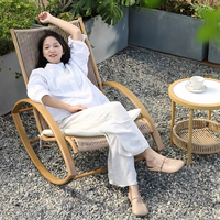 Fauteuil à bascule moderne et durable Carefree pour adultes, chaise longue en rotin inclinable manuellement avec coussins, pour hôtel, parc, école, usage extérieur