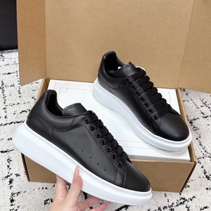 รองเท้ากีฬาแบบผูกเชือกคุณภาพสูงรุ่นคลาสสิกเพิ่มความสูง รองเท้าผ้าใบพื้นหนาสีดำสำหรับผู้หญิงและผู้ชาย ระบายอากาศได้ดี - Product Image 2