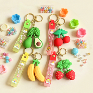 Großhandel 3D PVC Frucht-Schlüsselanhänger Niedliche Avocado Banane Kirsche Erdbeere Taschenanhänger Maßgefertigter Weicher Gummi-Schlüsselring als Geschenk - Product Image 1