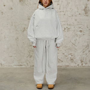 Ensemble deux pièces décontracté pour femmes, streetwear tendance, imprimé graphique grand format, gris, surdimensionné, en coton lourd, style baggy - Product Image 1