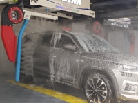 Machine de lavage de voiture automatique 360 °   Équipement commercial tout-en-un sans contact pour lavage haute pression, mousse, cire et séchage
