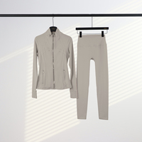 Ensemble de yoga : Veste ajustée respirante à col montant et fermeture éclair dorée, séchage rapide, et Leggings sculptants taille haute très extensibles