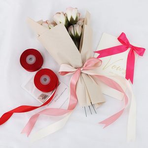 Cinta de Raso al por Mayor Ecológica 100% Poliéster Roja de Color Sólido de 4 cm de Doble Cara y 100 Yardas con Diseño Floral de Rosas de 1.5 Pulgadas - Product Image 4