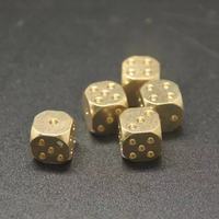 Vente en gros plateau cube en métal personnalisé jeu Laiton métal solide dés poli à la main fournitures de bar cadeau créatif dés d'activité