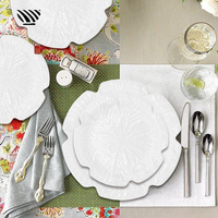 L'ensemble d'assiettes à dîner en porcelaine de qualité supérieure présente des motifs exquis en forme de feuille avec des détails texturés en céramique de haute qualité