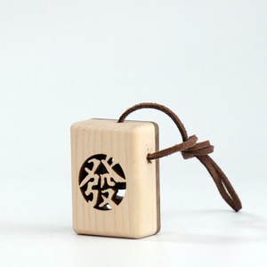 Pendentif diffuseur d'aromathérapie Mahjong ajouré en bois massif pour grille d'aération de voiture, conception magnétique, pour la maison, le bureau, ou comme cadeau - Product Image 5