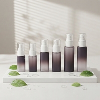 Botella de Spray PET con Base Cuadrada Cónica, Degradado Gris Ahumado, Bomba Blanca Mate, Tapa Transparente con Cúpula, para Perfume o Tónico, Color Personalizado