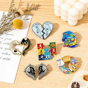 Juegos de insignias personalizadas de metal con personajes esmaltados, broches de solapa, colecciones estilo rompecabezas, souvenirs entrelazados sin presión, MOQ. - Product Image 4