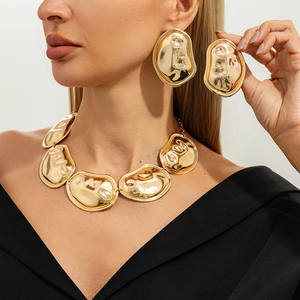 J 2026 Nueva Moda Collar Gargantilla de Aleación de Zinc con Diseño Irregular de Empalme de Eslabones, Unisex, Diseño Exagerado, Joyería Versátil que Combina con Todo - Product Image 4