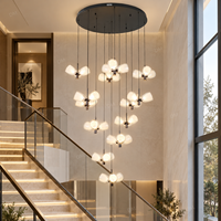 Lustre moderne pour escalier, espace escalier, hall d'entrée de villa duplex, atrium d'hôtel, design élégant et chaleureux pour plafond haut