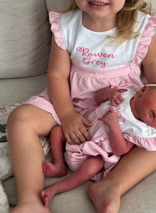 Sommerangebot Kinderkleidung Maßgefertigte Strick-Baumwolle Latz-Kragen Rosa Streifen Rüschen-Kleider Strampler Kinder-Outfits - Product Image 6