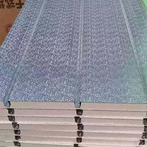 Rouleau de <span class=keywords><strong>tissu</strong></span> non tissé composite gaufré imperméable et <span class=keywords><strong>isolant</strong></span> thermiquement avec feuille d'aluminium réfléchissante pour matériaux d'isolation - Product Image 4