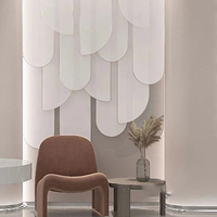 Cloisons décoratives en métal transparentes en forme d'arche avec des stores à lamelles coulissantes parallèles créant une ambiance pour les hôtels et les restaurants