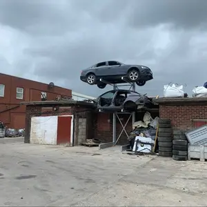 Stockage en porte-à-faux de voiture mise au rebut dans la cour