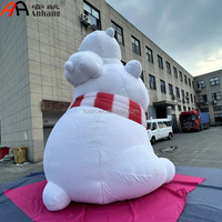 Ours polaire gonflable géant personnalisé avec un petit ours sur un foulard, modèle de dessin animé familial pour la décoration d'événements hivernaux et de Noël
