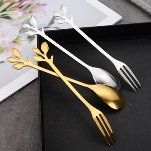 Set Moderno di Cucchiai e Forchette in Acciaio Inox Dorato a Forma di Foglia con Manici Lunghi per Dessert e Feste - Product Image 6